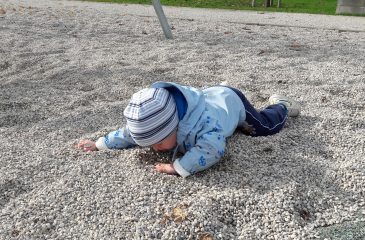 Otrok leži na pesku