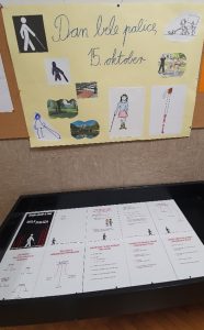 Plakat Dan bele palice, 15. oktober in informacije o beli palici ter tehnikah uporabe na izložbeni mizi